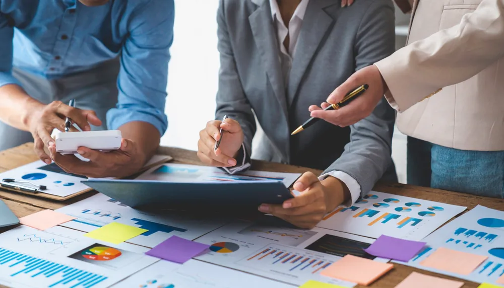 Financial,Analyst,Analyzes,Businessman,Investment,Consultant,Analyzing,Company,Financial,Report